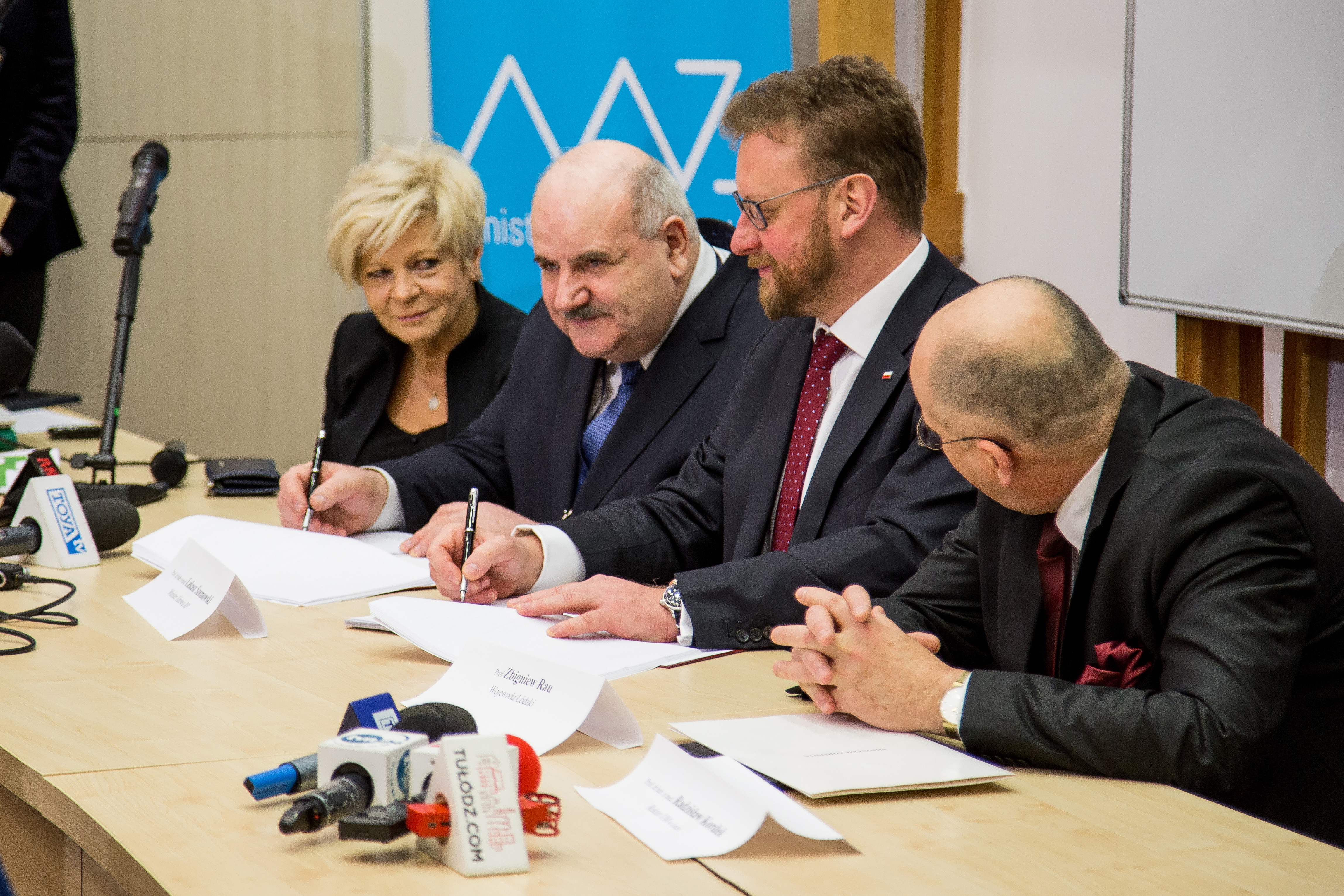 Na zdjęciu Minister Szumowski na podspianiu umowy w Łodzi